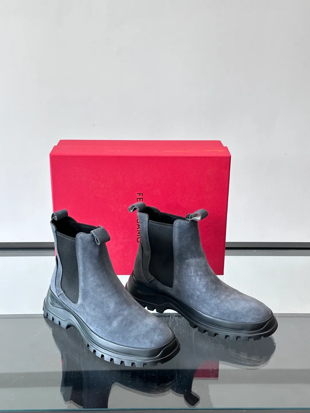 Men's men's shoes 💰960 FERRAGAMO Chelsea boots, super A Chelsea shoes equipped with thick outsole, minimalist design exudes modern charm. Imported leather surface, good texture, leather lining, easy to wear!  size: 39-44 (38.45.46 customized)